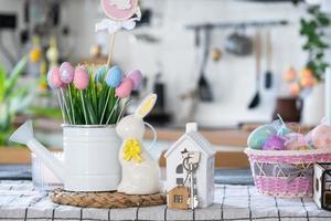 chave para casa do acolhedor casa com Páscoa decoração com Coelho e ovos em mesa do cozinha. prédio, projeto, projeto, comovente para Novo casa, hipoteca, seguro, renda e compra real Estado foto