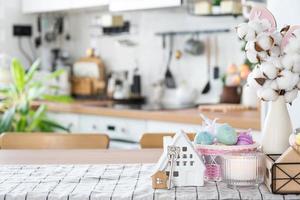 chave para casa do acolhedor casa com Páscoa decoração com Coelho e ovos em mesa do cozinha. prédio, projeto, projeto, comovente para Novo casa, hipoteca, seguro, renda e compra real Estado foto