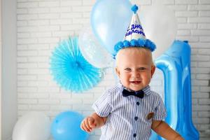 pequeno Garoto dentro a boné , comemoro aniversário . foto