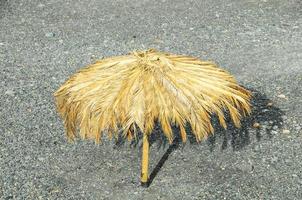 guarda-chuva dentro a areia foto