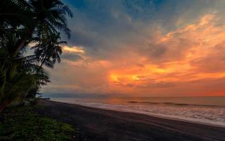 lindo tropical paisagem marítima, pôr do sol às de praia com colorida céu foto