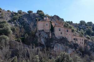 românico pedra mosteiro em a topo do a montanha dentro a cidade do Soria dentro Espanha. foto