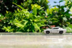 bogor, Indonésia, marcha 18, 2023 - conceito para natureza e aventura com seu carro. brinquedo do velho nissan Horizonte 2000 gt-r colocada às a Beira do vidro telhado, depois de alguns Editar% s. foto