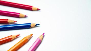 colorida lápis em branco fundo. costas para escola conceito. foto