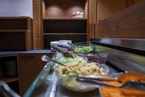 vários salada dentro taças em contador dentro hotel foto