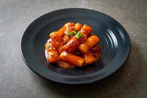 torta de bolo de arroz coreano com molho picante - tteokbokki foto