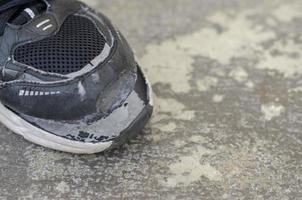 topo Visão quebrado velho Preto tela de pintura sapatos em a chão. cópia de espaço foto