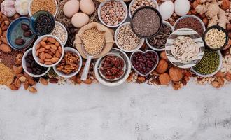 ingredientes para a saudável alimentos seleção. a conceito do superalimentos conjunto acima em branco gasto concreto fundo com cópia de espaço. foto