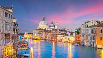 grande canal em veneza, itália com a basílica santa maria della salute foto