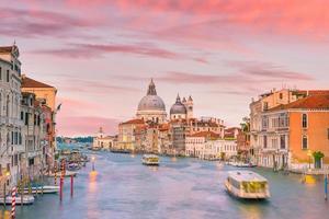 grande canal em veneza, itália com a basílica santa maria della salute foto