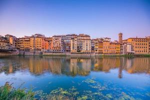 a cidade de florença e o rio arno na toscana foto