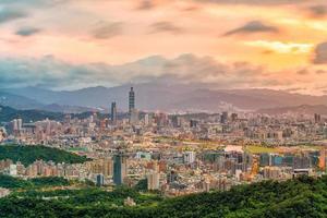 horizonte da cidade de taipei no crepúsculo foto