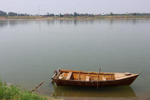 de madeira pescaria barco em a banco do a mekong rio dentro Laos. foto