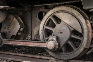 roda motriz de uma velha locomotiva foto