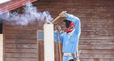 Sakon nakhon, Tailândia - fevereiro 10, 2022, construção trabalhadores estão Soldagem aço Cajado cimento. uma construção trabalhador é Soldagem aço para cimento colunas. foto