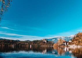 lago sangrou nas montanhas alpinas foto