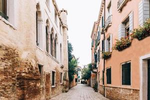 rotas turísticas das antigas ruas de veneza da itália foto