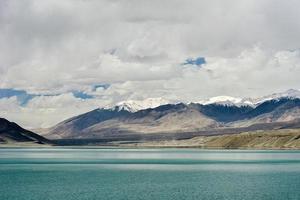 baisha lago dentro bulunkou reservatório, Pamir platô, Xinjiang foto