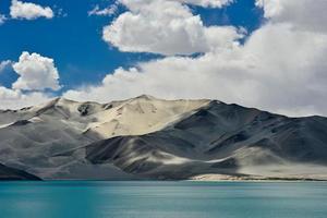 baisha lago dentro bulunkou reservatório, Pamir platô, Xinjiang foto