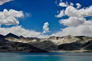 baisha lago dentro bulunkou reservatório, Pamir platô, Xinjiang foto