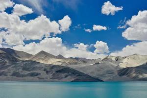 baisha lago dentro bulunkou reservatório, Pamir platô, Xinjiang foto