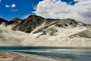 baisha lago dentro bulunkou reservatório, Pamir platô, Xinjiang foto