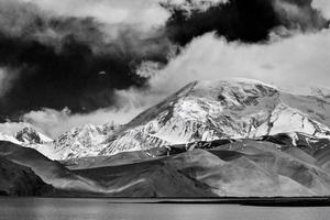 negligenciar a 7.500 metros de altura muztagh torre a partir de pamir carakul lago foto