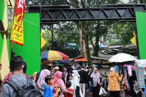 tegal, janeiro 2023. fotografia do ocupado e lotado visitantes entrando a guci quente Primavera turista área. foto