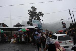 tegal, janeiro 2023. grupo foto em a caminho para guci turista ver. com a densidade do visitantes e vários tipos do vendedores em a na estrada.