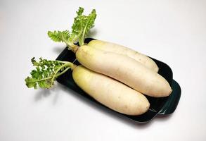 branco rabanete ou daikon isolado dentro branco fundo foto