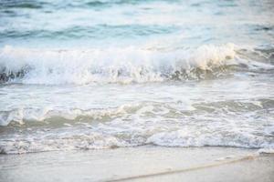 onda de praia fundo mar e arenoso lindo azul oceano foto