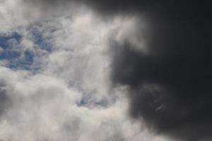 tempo tempestuoso e nuvens escuras foto