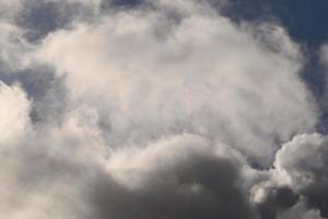 tempo tempestuoso e nuvens escuras foto