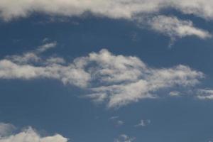 tempo tempestuoso e nuvens escuras foto