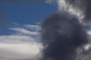 tempo tempestuoso e nuvens escuras foto