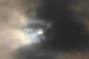 Sol disco atrás retroiluminado nuvens foto