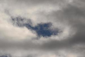 tempo tempestuoso e nuvens escuras foto