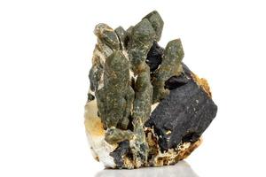 macro mineral pedra quartzo hedenbergita elogie em ilvite em uma branco fundo foto