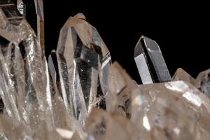 strass de pedra mineral macro em cristais em um fundo preto foto