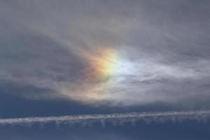 iridescente nuvens em uma azul céu foto