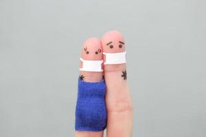 arte de dedos de casal com máscara médica de covid-2019. mulher está grávida. foto