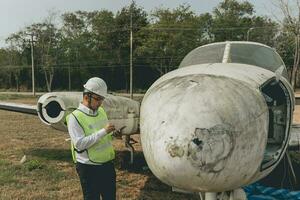 aeronave mecânico examinando avião asa foto