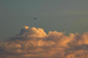 avião dentro a céu às pôr do sol foto