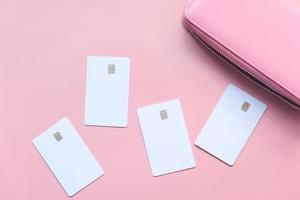 cartões de crédito e carteira em fundo rosa foto