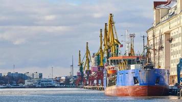 navios ancorados e guindastes portuários no porto foto