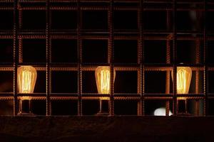 três decorativo incandescente luz lâmpadas dentro loft partição a partir de reforçado aço Barra foto