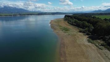 vista aérea do reservatório liptovska mara na eslováquia. superfície da água foto