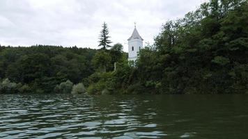 reservatório de armazenamento velka domasa, igreja no lago, rio ondava, eslováquia foto