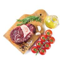 ingredientes de cozimento. bife de carne crua fresca com osso. foto