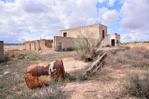 abandonado estruturas dentro a deserto foto